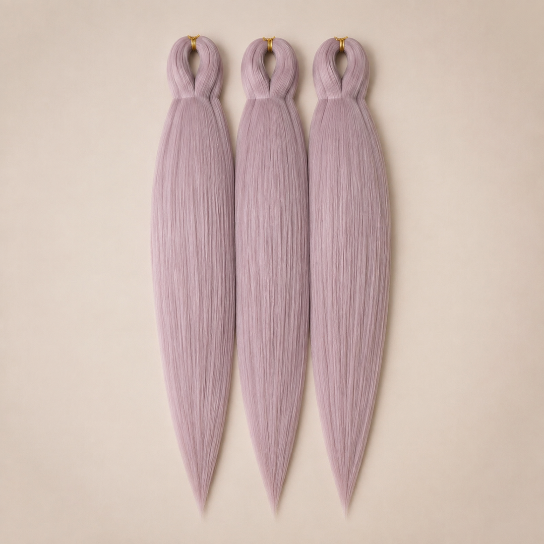 Smokey Lilac 3-in-1 kanekalon invlechthaar Vergrijsd lila op lichtbeige achtergrond