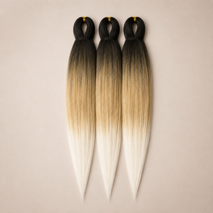 T1B/27/613 3-in-1 kanekalon invlechthaar Zwart via goudblond naar platinablond op lichtbeige achtergrond