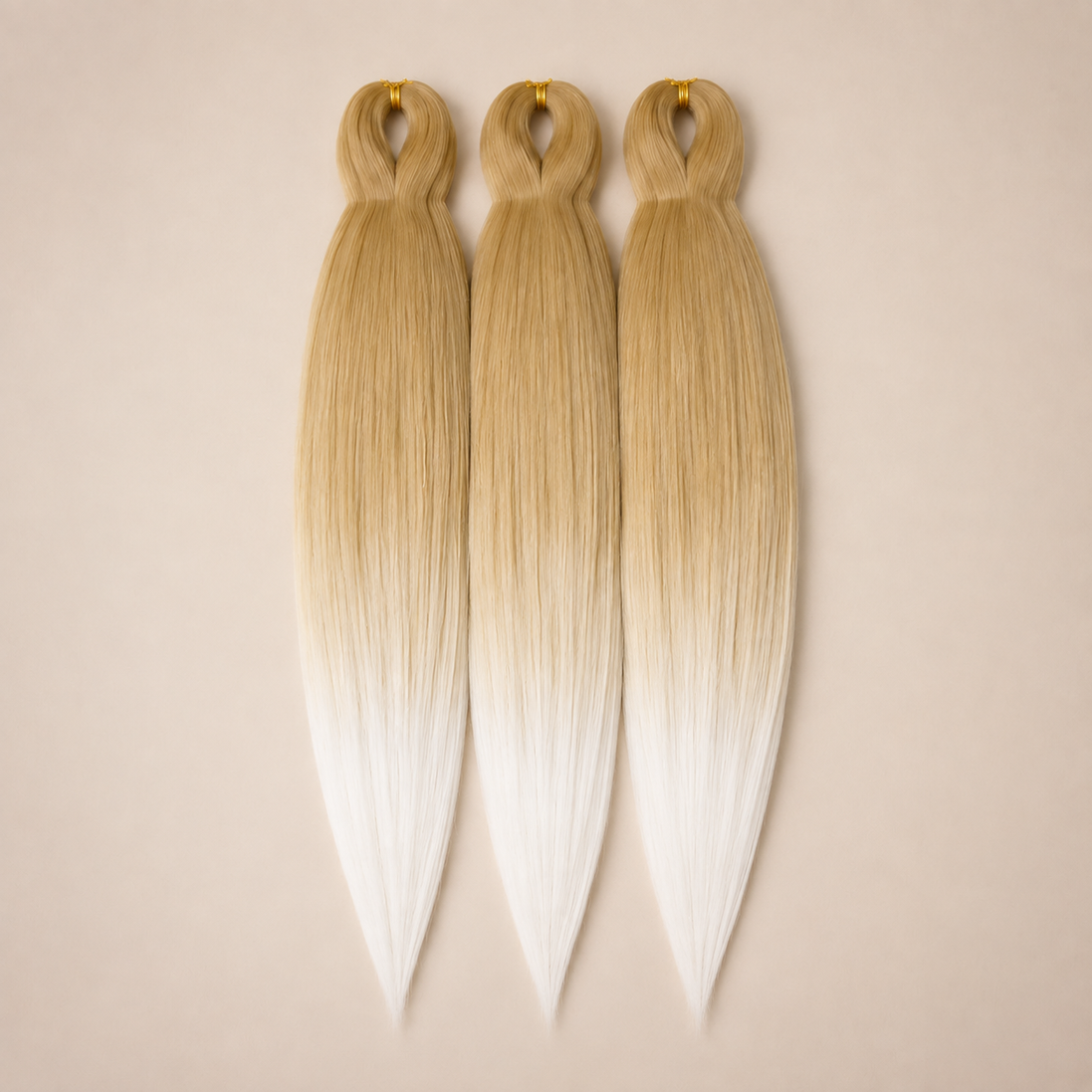 T27/613 3-in-1 kanekalon invlechthaar Goudblond naar platinablond op lichtbeige achtergrond