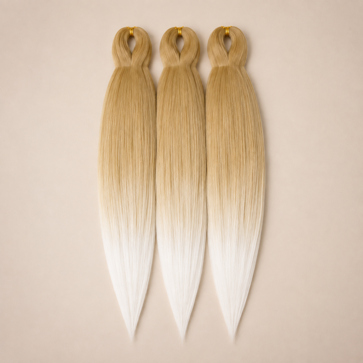 T27/613 3-in-1 kanekalon invlechthaar Goudblond naar platinablond op lichtbeige achtergrond