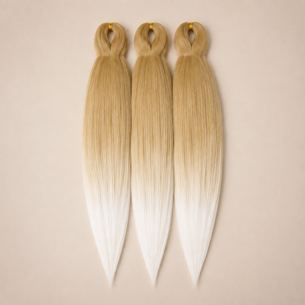 T27/613 3-in-1 kanekalon invlechthaar Goudblond naar platinablond op lichtbeige achtergrond