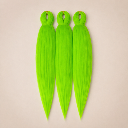 Toxic Apple 3-in-1 kanekalon invlechthaar Neon appelgroen op lichtbeige achtergrond