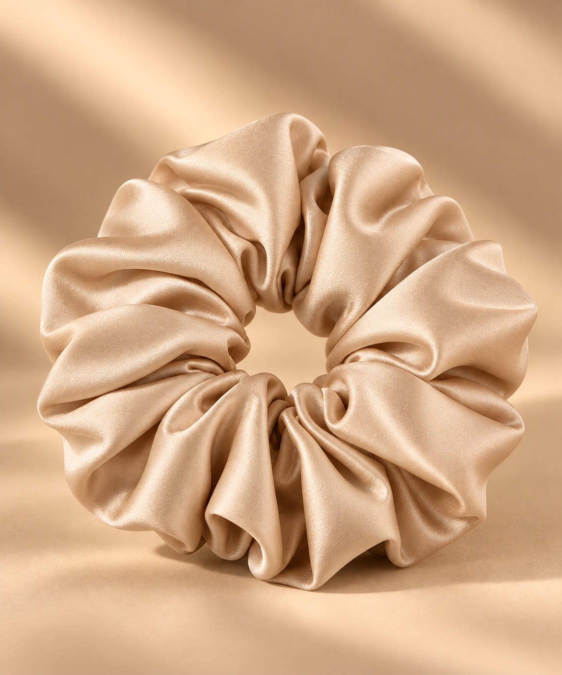 Extra grote satijnen scrunchie beige 15 cm - De HaarBoetiek