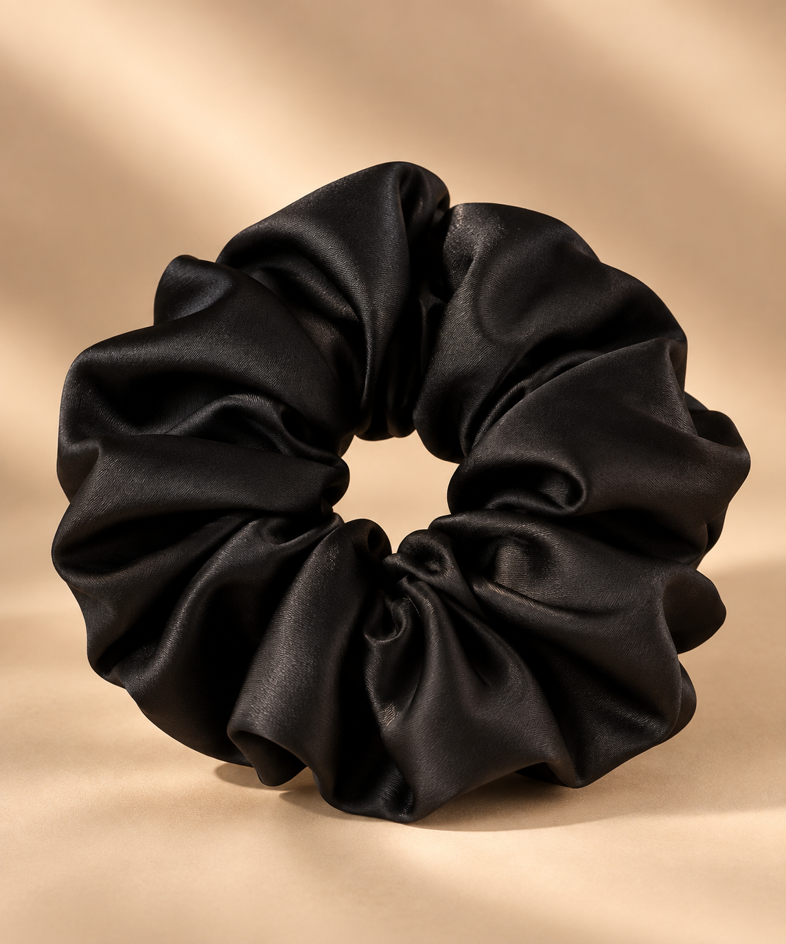 Extra grote satijnen scrunchie zwart 15 cm - De HaarBoetiek