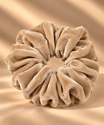 Fluwelen scrunchie beige - De HaarBoetiek