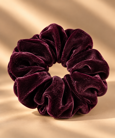 Fluwelen scrunchie bordeaux plum - De HaarBoetiek