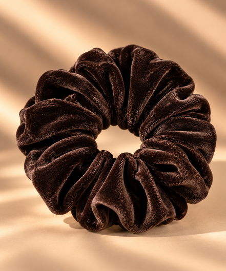 Fluwelen scrunchie donkerbruin - De HaarBoetiek