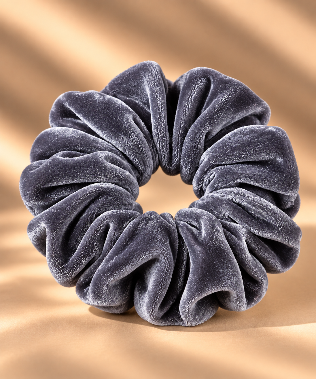 Fluwelen scrunchie grijs - De HaarBoetiek