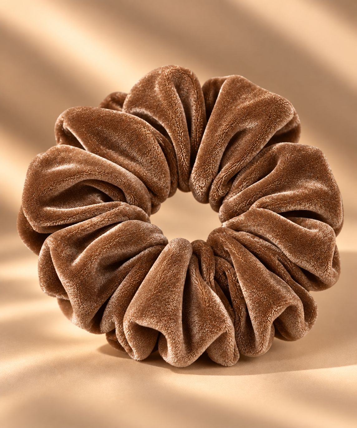 Fluwelen scrunchie lichtbruin - De HaarBoetiek