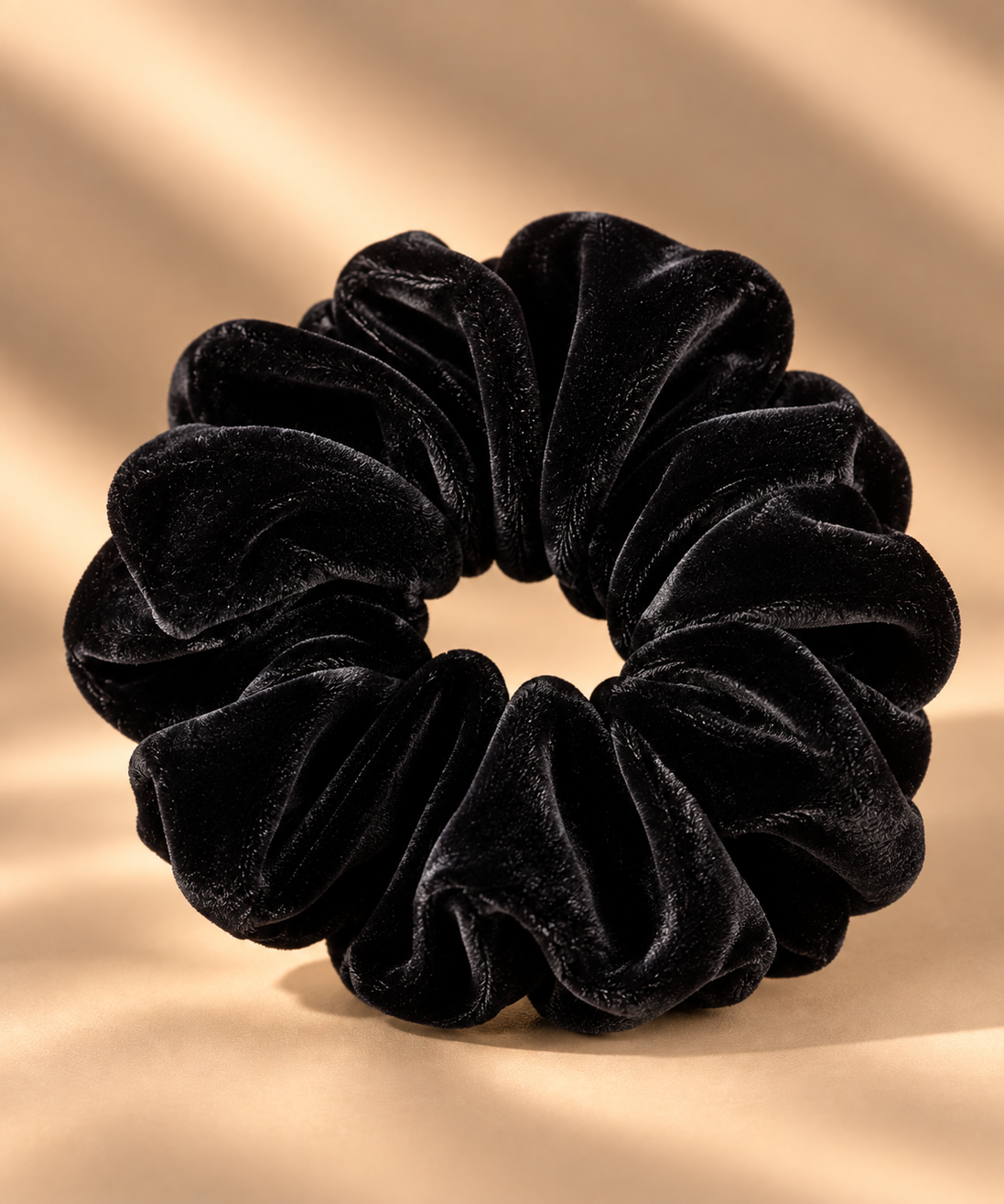 Fluwelen scrunchie zwart 12 cm - De HaarBoetiek