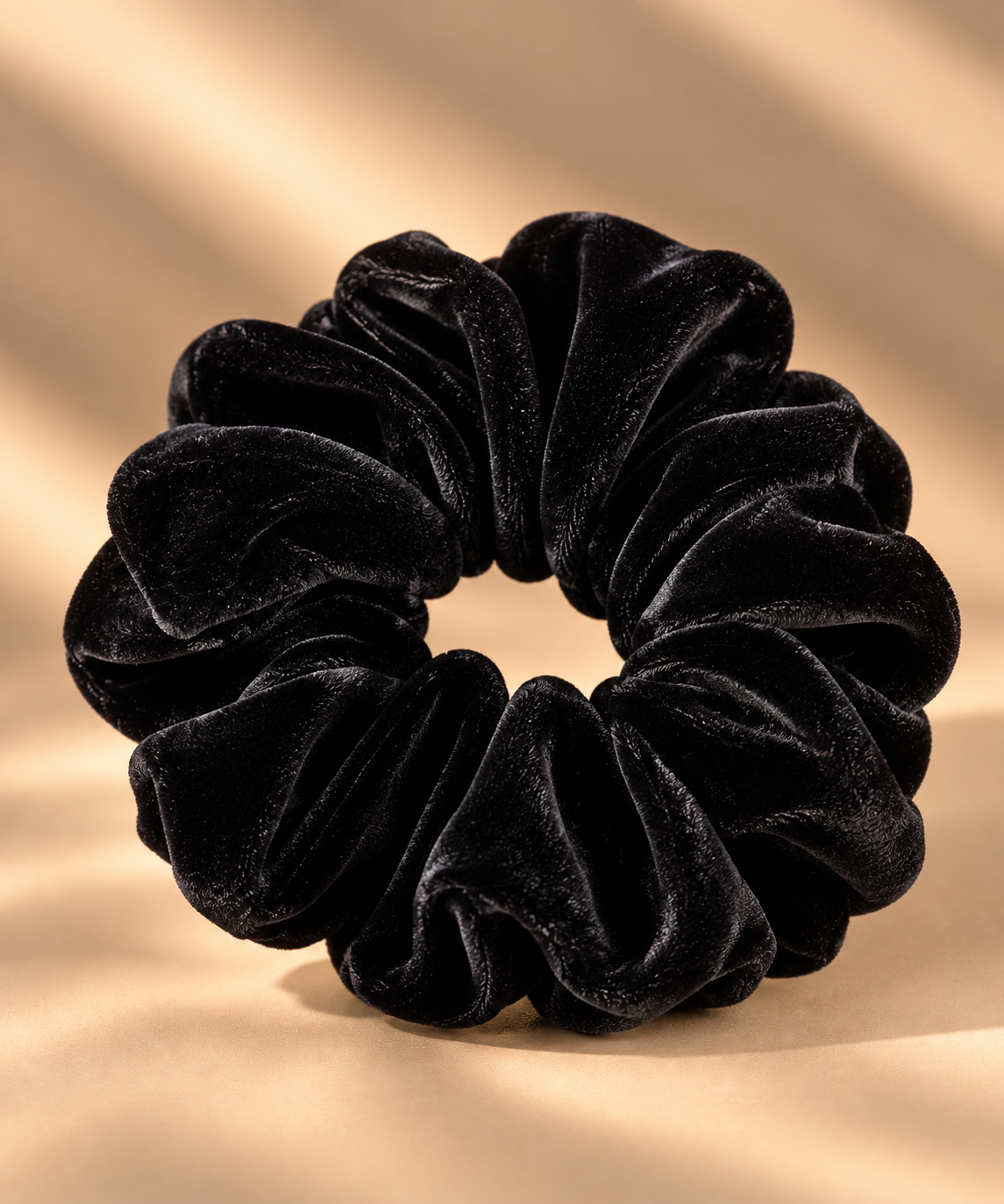 Fluwelen scrunchie zwart 12 cm - De HaarBoetiek