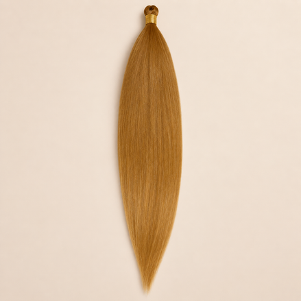 Steil Futura Kanekalon vlechthaar in kleur Altamira, 70 cm en 100 gram, op beige achtergrond