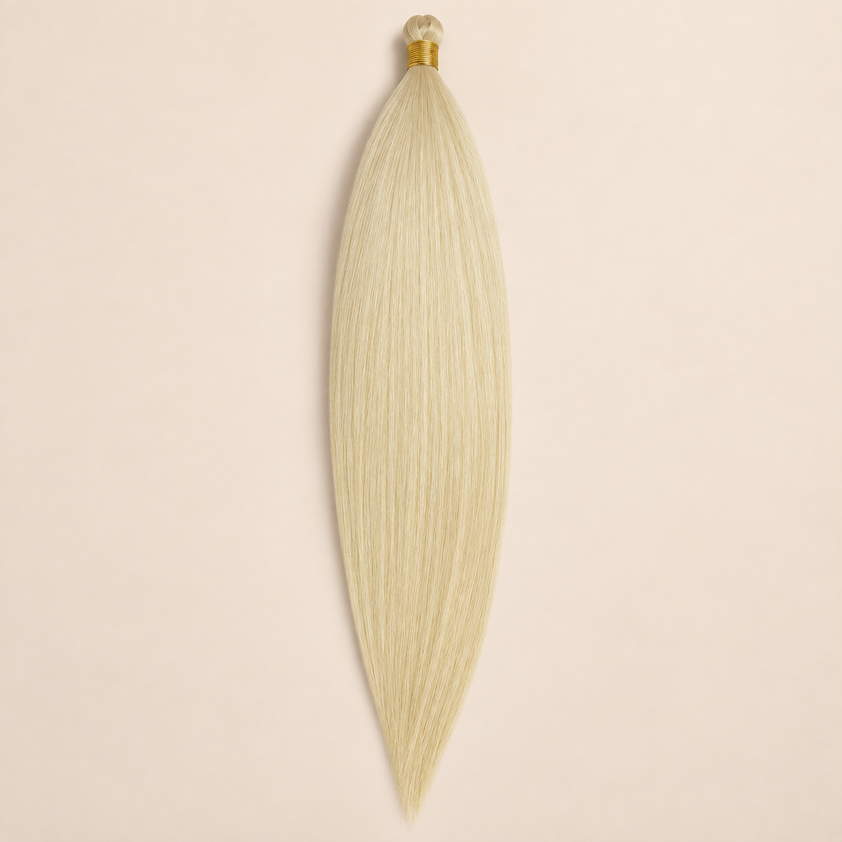Steil Futura Kanekalon vlechthaar in kleur Blonde, 70 cm en 100 gram, op beige achtergrond
