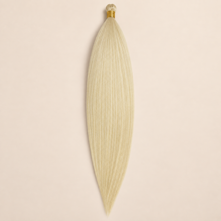 Steil Futura Kanekalon vlechthaar in kleur Blonde, 70 cm en 100 gram, op beige achtergrond