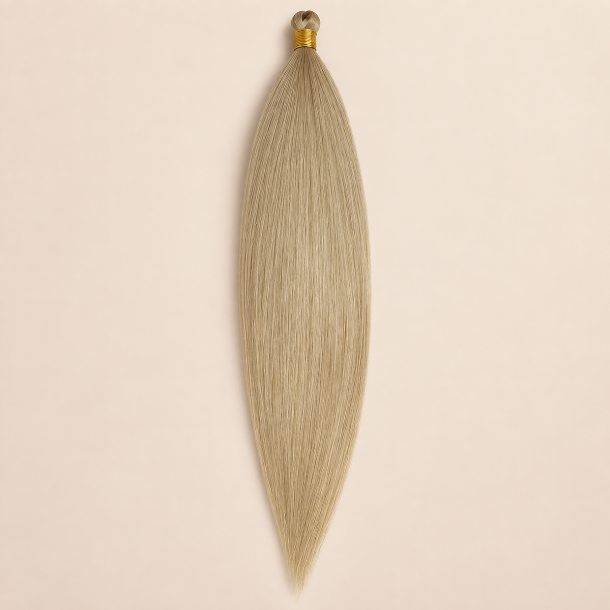 Steil Futura Kanekalon vlechthaar in kleur Champagne, 70 cm en 100 gram, op beige achtergrond