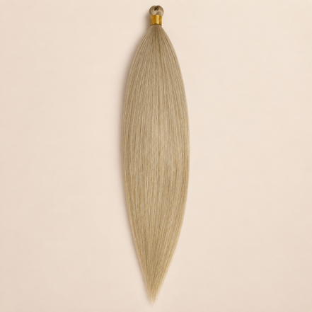 Steil Futura Kanekalon vlechthaar in kleur Champagne, 70 cm en 100 gram, op beige achtergrond
