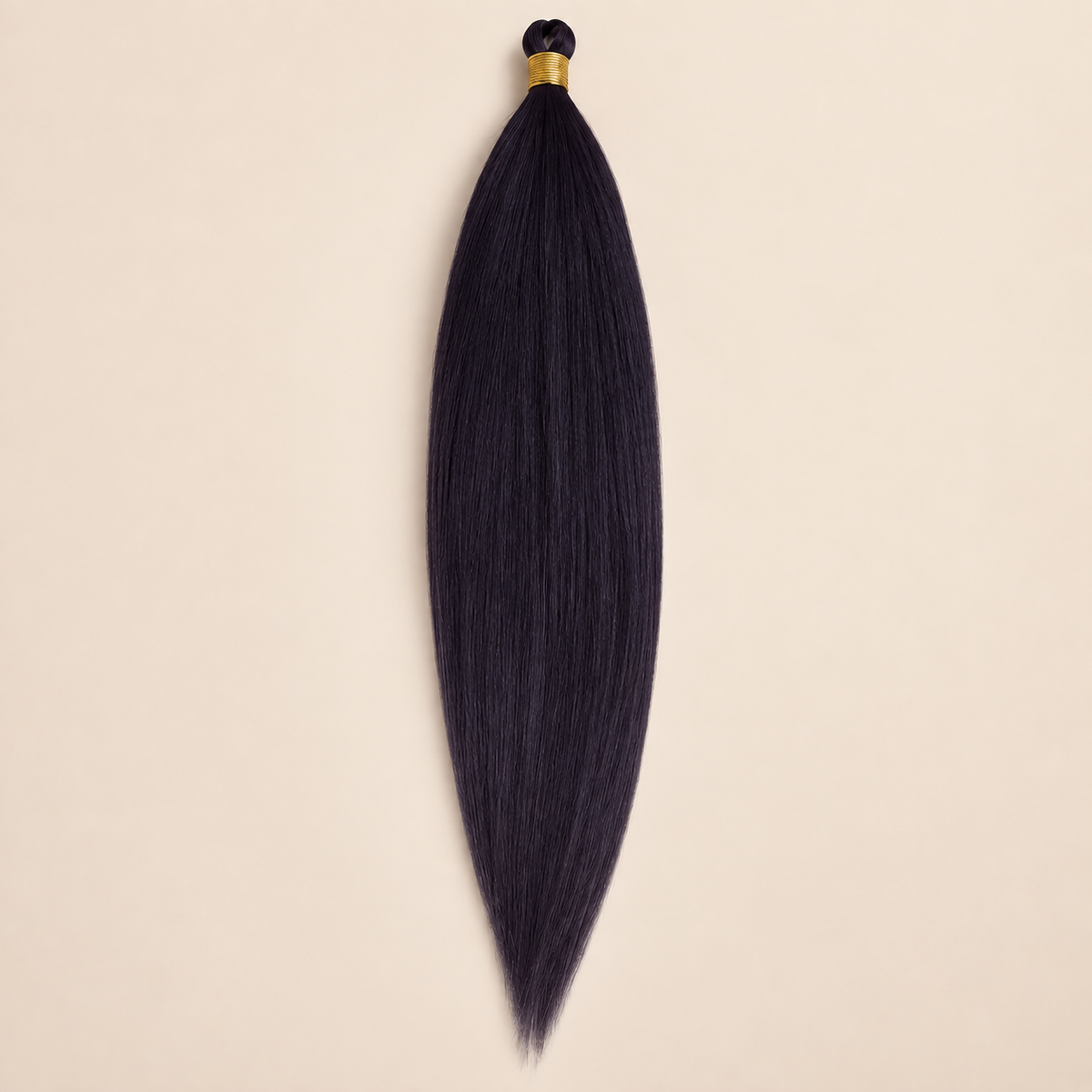Steil Futura Kanekalon vlechthaar in kleur Charcoal, 70 cm en 100 gram, op beige achtergrond