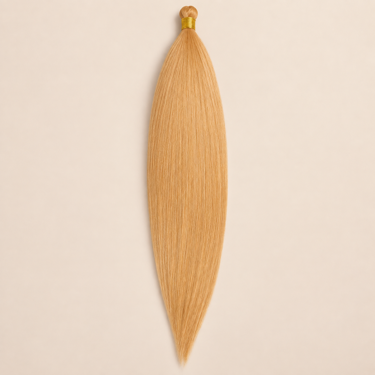 Steil Futura Kanekalon vlechthaar in kleur Cheesecake, 70 cm en 100 gram, op beige achtergrond