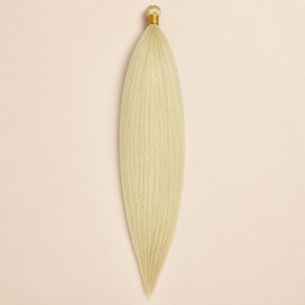 Steil Futura Kanekalon vlechthaar in kleur Chiffon, 70 cm en 100 gram, op beige achtergrond
