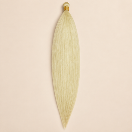 Steil Futura Kanekalon vlechthaar in kleur Chiffon, 70 cm en 100 gram, op beige achtergrond