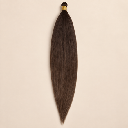 Steil Futura Kanekalon vlechthaar in kleur Chocolate Brown, 70 cm en 100 gram, op beige achtergrond