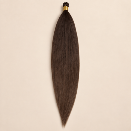 Steil Futura Kanekalon vlechthaar in kleur Chocolate Brown, 70 cm en 100 gram, op beige achtergrond