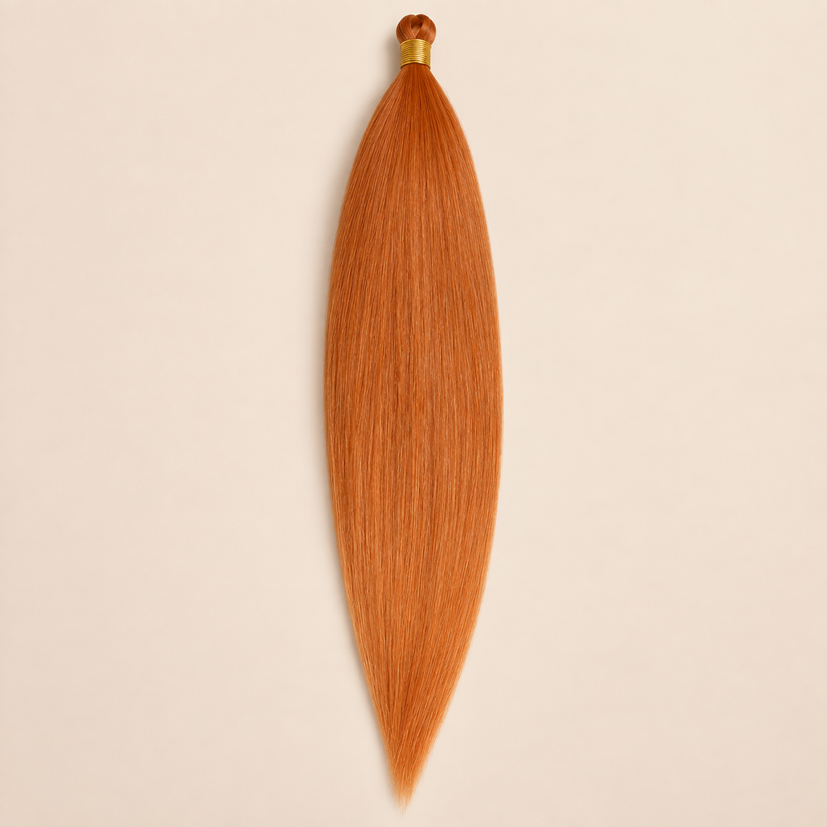 Steil Futura Kanekalon vlechthaar in kleur Cinnamon, 70 cm en 100 gram, op beige achtergrond