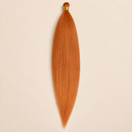 Steil Futura Kanekalon vlechthaar in kleur Cinnamon, 70 cm en 100 gram, op beige achtergrond