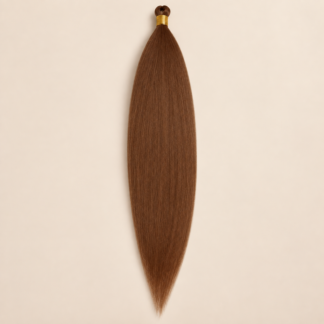 Steil Futura Kanekalon vlechthaar in kleur Coconut Brown, 70 cm en 100 gram, op beige achtergrond