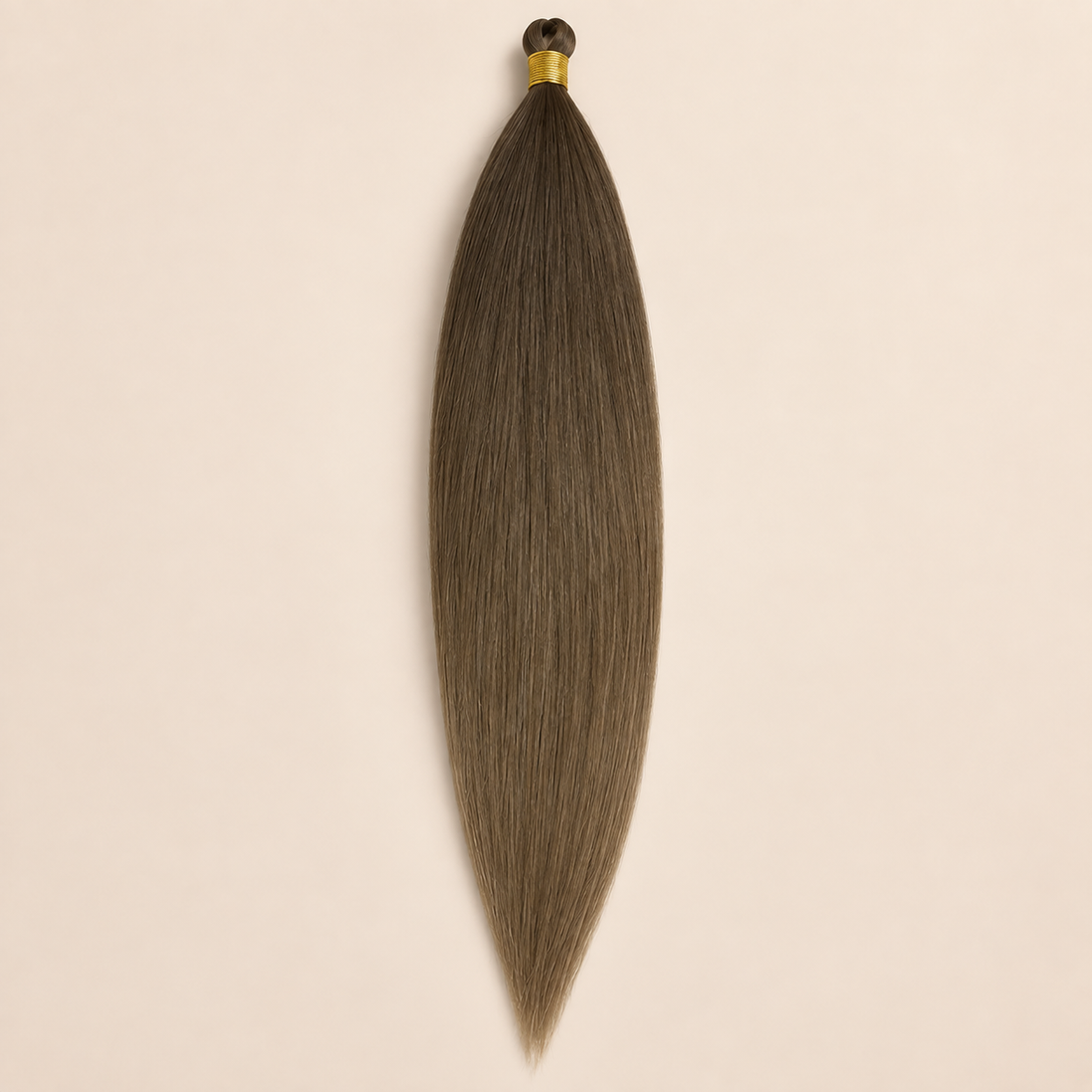 Steil Futura Kanekalon vlechthaar in kleur Earthstone, 70 cm en 100 gram, op beige achtergrond