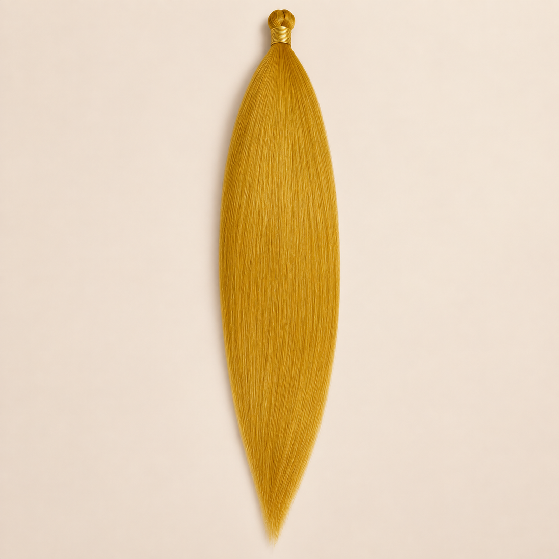 Steil Futura Kanekalon vlechthaar in kleur Goldenrod, 70 cm en 100 gram, op beige achtergrond