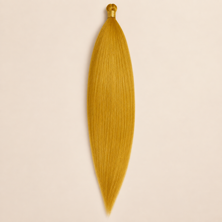 Steil Futura Kanekalon vlechthaar in kleur Goldenrod, 70 cm en 100 gram, op beige achtergrond