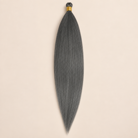 Steil Futura Kanekalon vlechthaar in kleur Graphite, 70 cm en 100 gram, op beige achtergrond