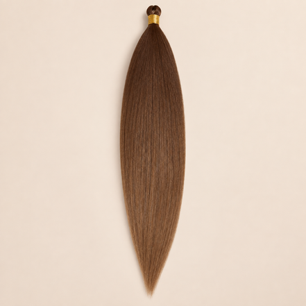 Steil Futura Kanekalon vlechthaar in kleur Leather, 70 cm en 100 gram, op beige achtergrond