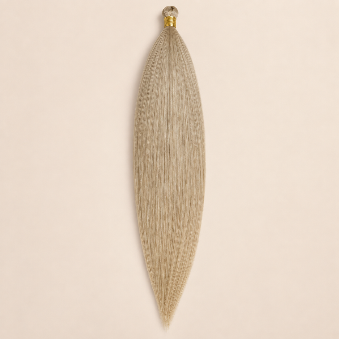 Steil Futura Kanekalon vlechthaar in kleur Linen, 70 cm en 100 gram, op beige achtergrond
