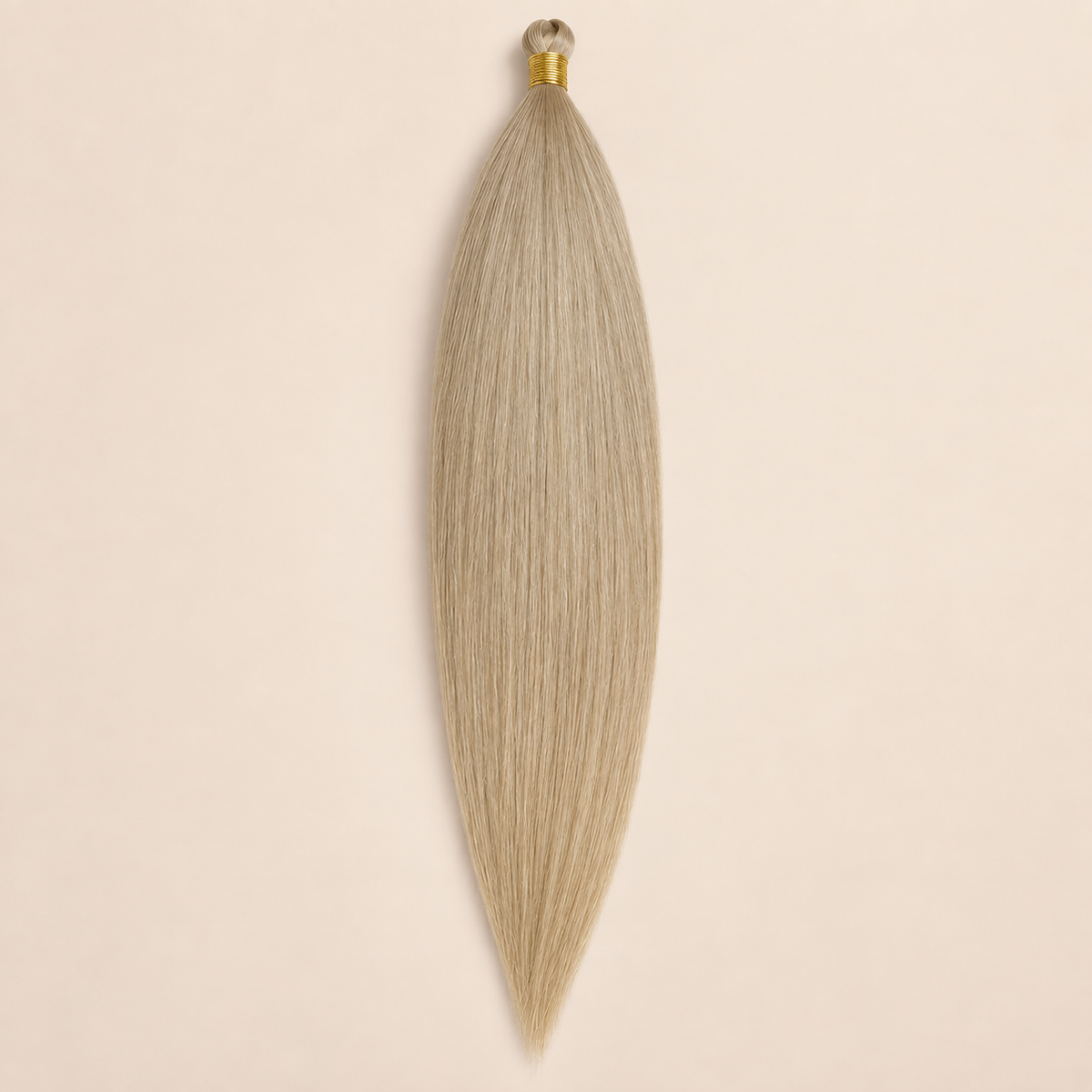Steil Futura Kanekalon vlechthaar in kleur Linen, 70 cm en 100 gram, op beige achtergrond