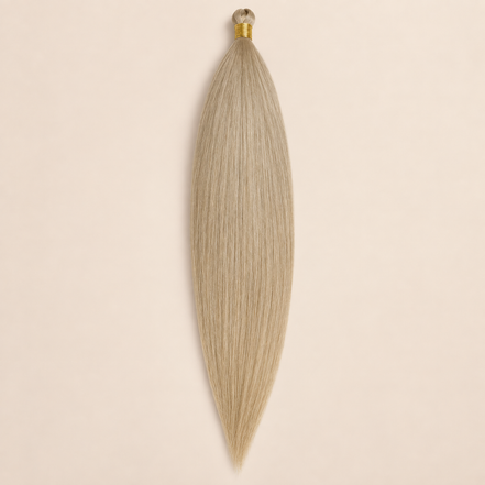 Steil Futura Kanekalon vlechthaar in kleur Linen, 70 cm en 100 gram, op beige achtergrond