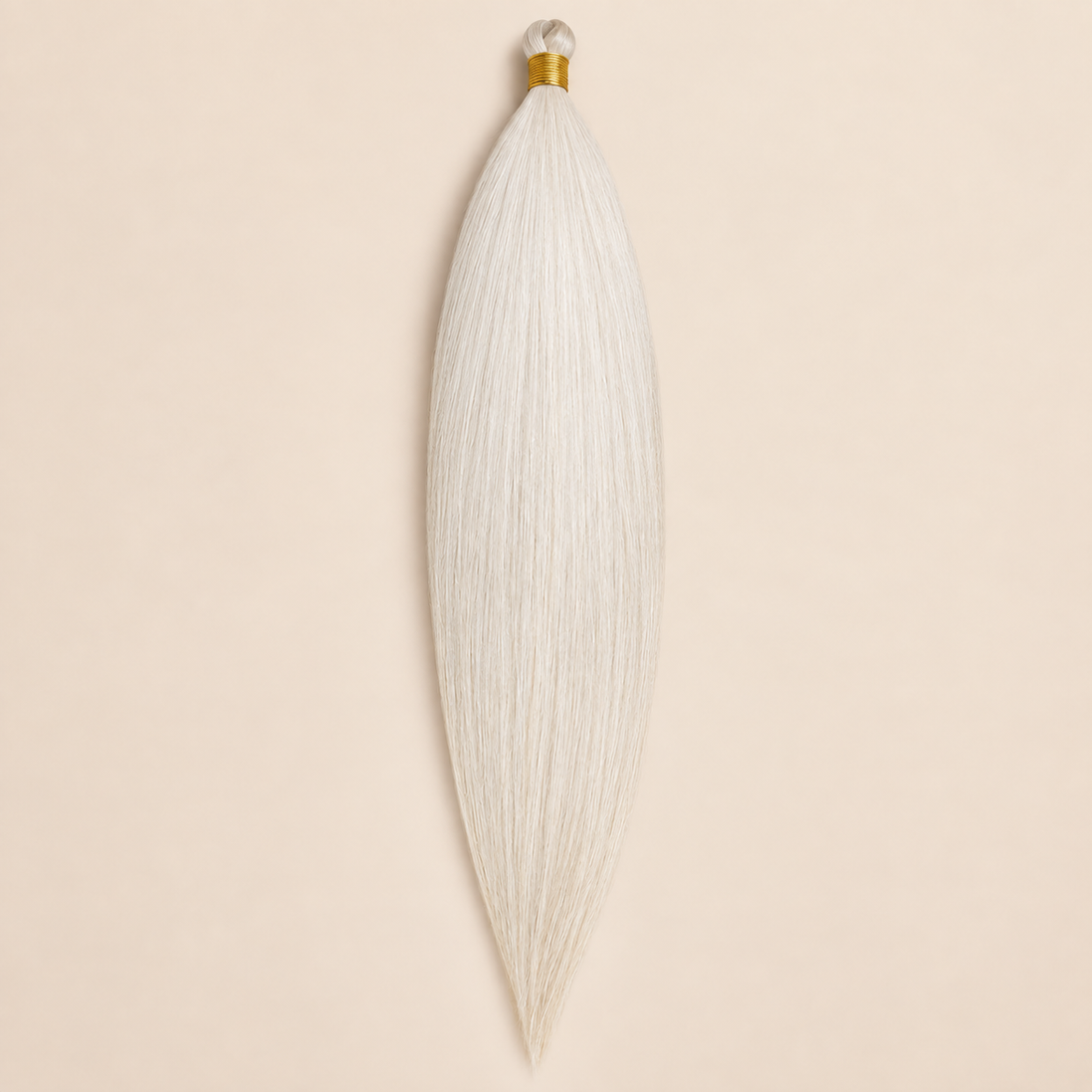 Steil Futura Kanekalon vlechthaar in kleur Lunar Dust, 70 cm en 100 gram, op beige achtergrond