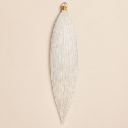 Steil Futura Kanekalon vlechthaar in kleur Lunar Dust, 70 cm en 100 gram, op beige achtergrond