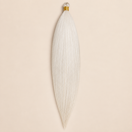 Steil Futura Kanekalon vlechthaar in kleur Lunar Dust, 70 cm en 100 gram, op beige achtergrond