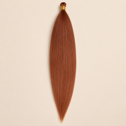 Steil Futura Kanekalon vlechthaar in kleur Maple, 70 cm en 100 gram, op beige achtergrond