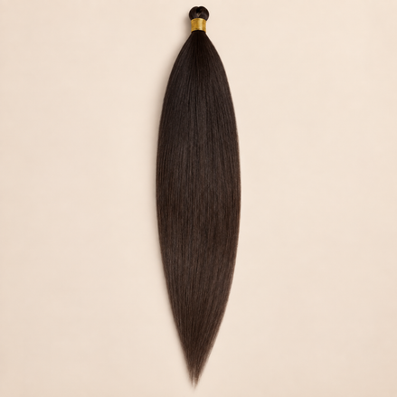 Steil Futura Kanekalon vlechthaar in kleur Midnight Dream, 70 cm en 100 gram, op beige achtergrond
