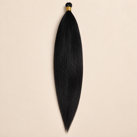Steil Futura Kanekalon vlechthaar in kleur Natural Black, 70 cm en 100 gram, op beige achtergrond