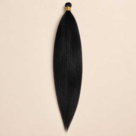 Steil Futura Kanekalon vlechthaar in kleur Natural Black, 70 cm en 100 gram, op beige achtergrond