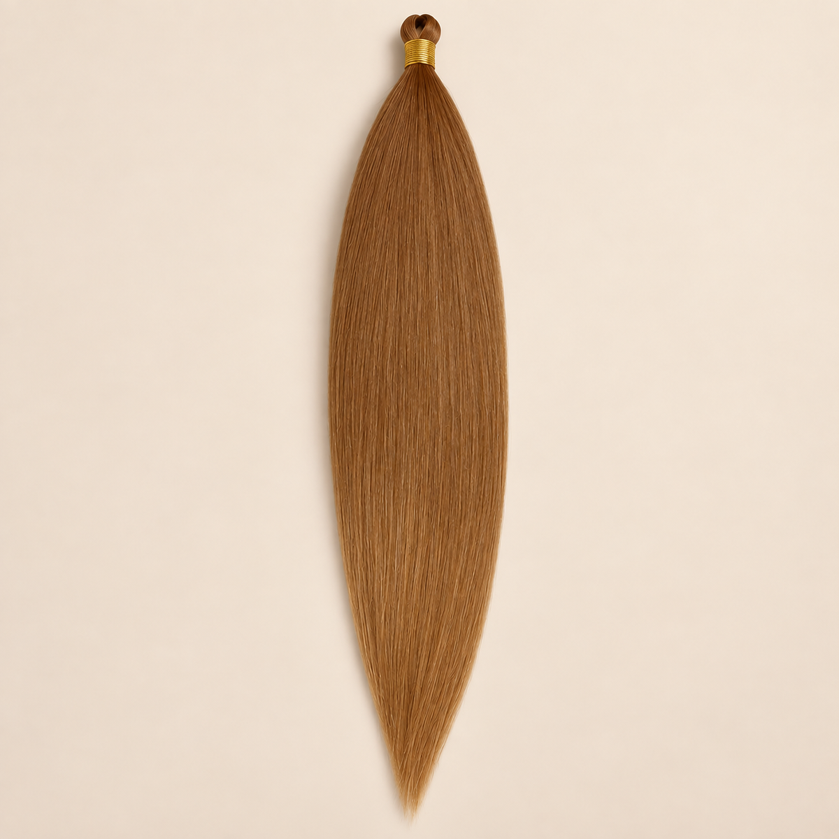 Steil Futura Kanekalon vlechthaar in kleur Peanut, 70 cm en 100 gram, op beige achtergrond