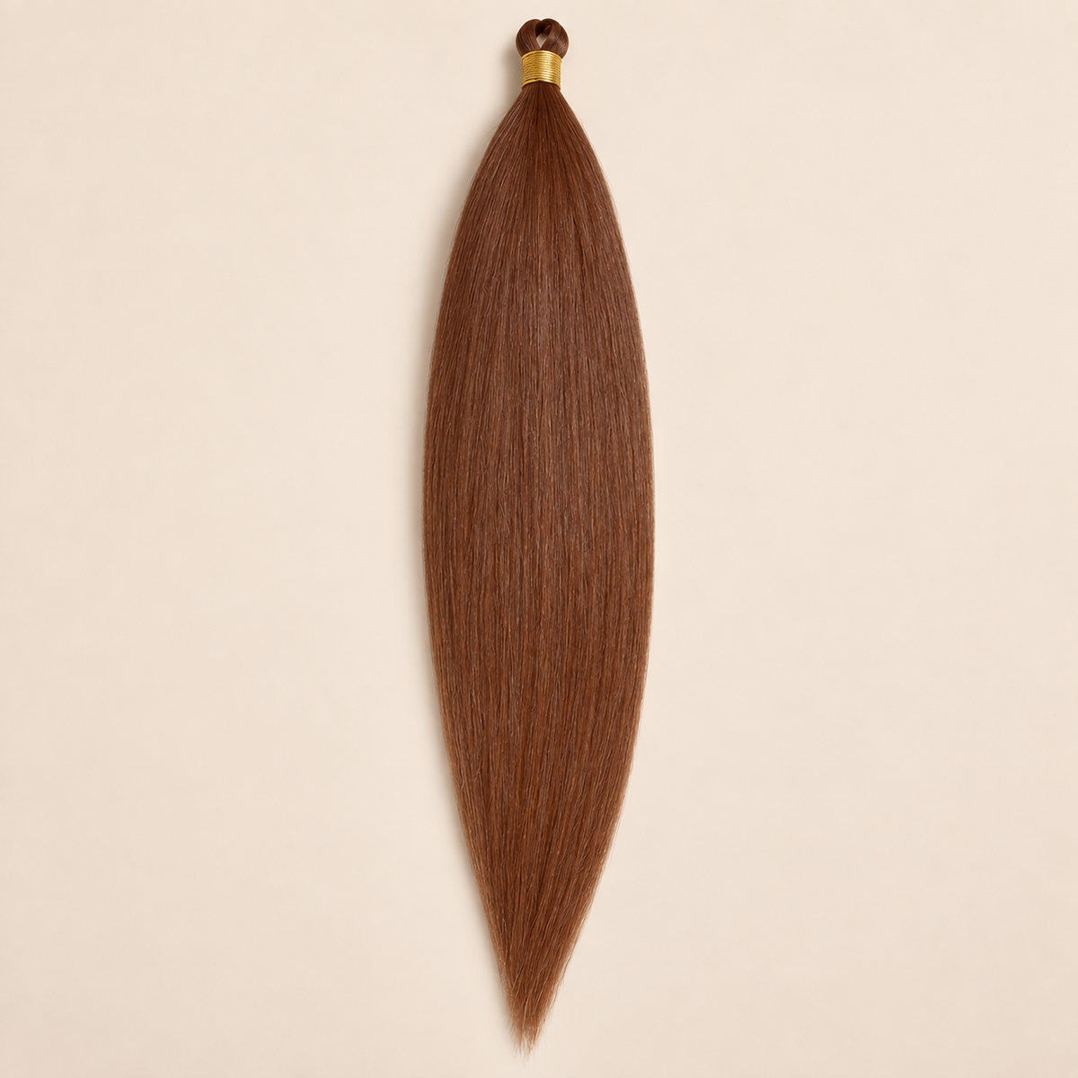Steil Futura Kanekalon vlechthaar in kleur Pecan, 70 cm en 100 gram, op beige achtergrond