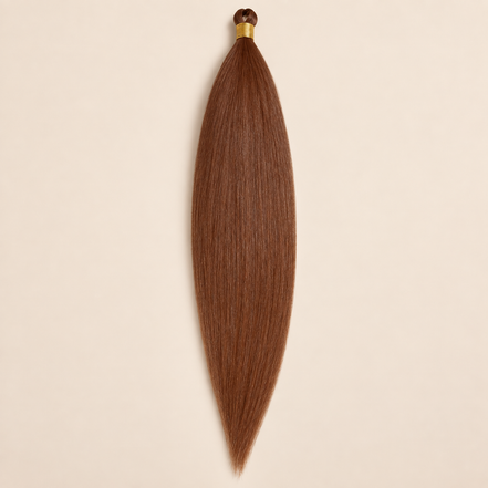 Steil Futura Kanekalon vlechthaar in kleur Pecan, 70 cm en 100 gram, op beige achtergrond