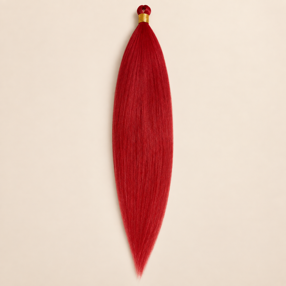 Steil Futura Kanekalon vlechthaar in kleur Persian Red, 70 cm en 100 gram, op beige achtergrond