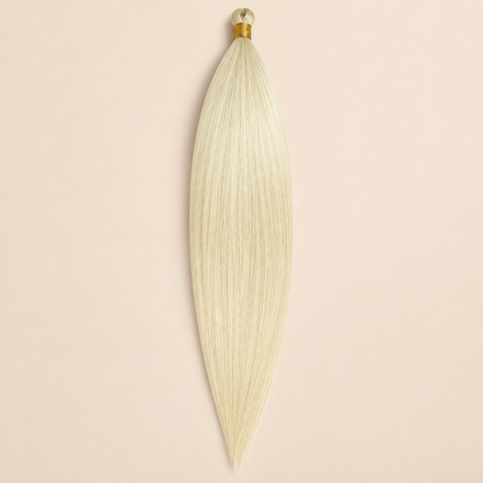 Steil Futura Kanekalon vlechthaar in kleur Porcelain, 70 cm en 100 gram, op beige achtergrond