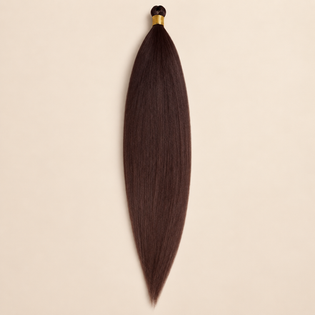 Steil Futura Kanekalon vlechthaar in kleur Rich Brown, 70 cm en 100 gram, op beige achtergrond